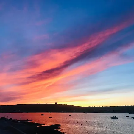 Seafront With Panoramic Ocean Views
