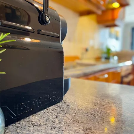 Seafront With Panoramic Ocean Views アパート メーリッハ